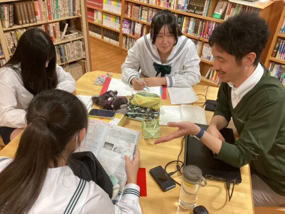 図書館で学習する生徒の様子1