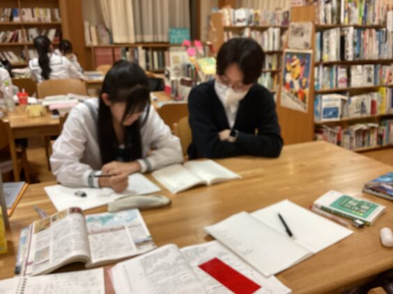 図書館で学習する生徒の様子2