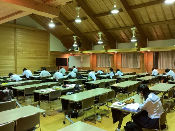 図書館で学習する生徒の様子3