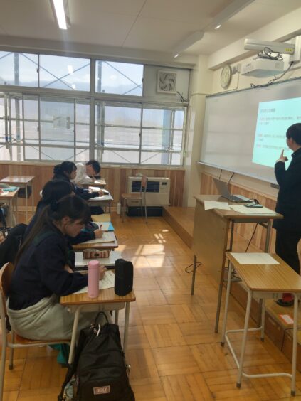 真剣にメモを取る生徒たち