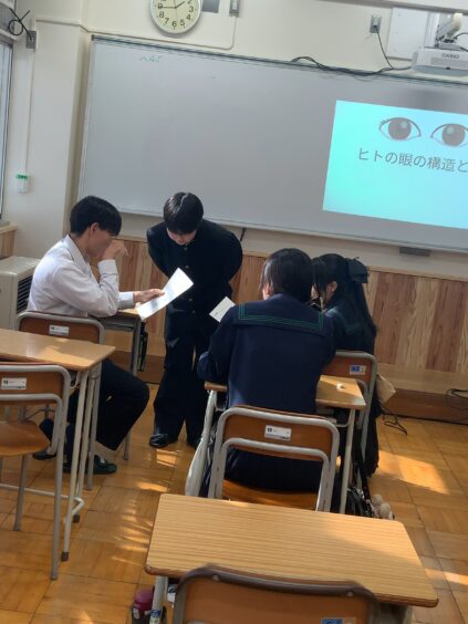 教壇に立つ生徒