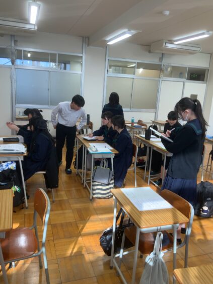 板書を使って説明する様子