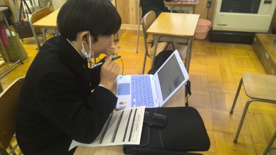 集中して会話に取り組む生徒