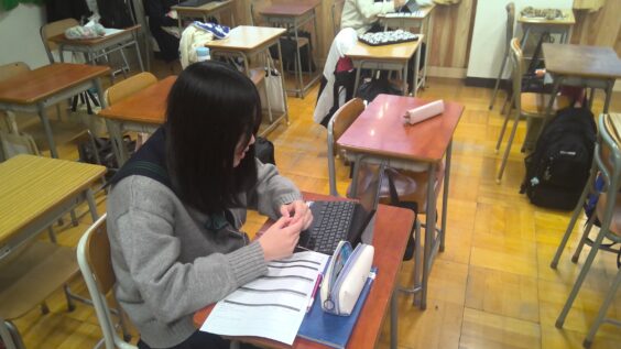 ジェスチャーを交えて伝える様子