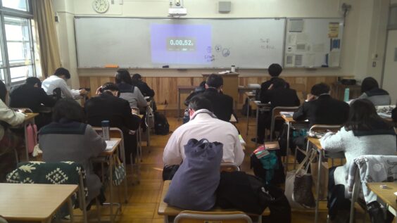 共通テスト対策授業で集中して問題に取り組む生徒たち