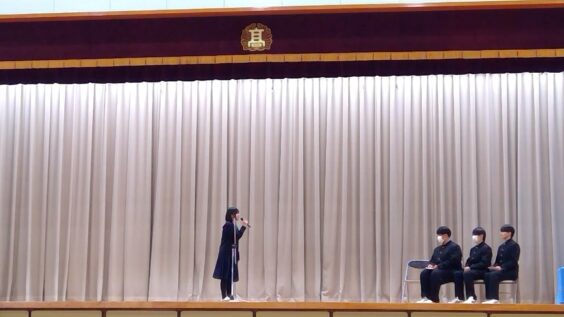 校長先生より激励費の贈呈