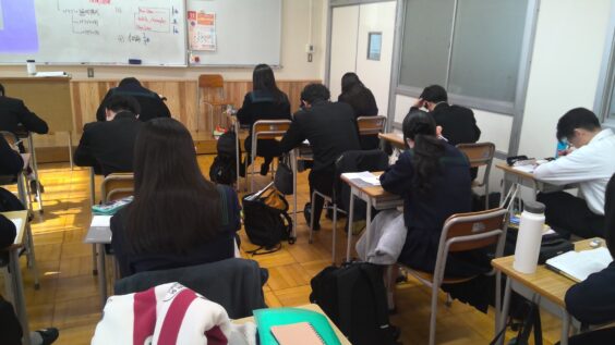 真剣に演習に取り組む生徒