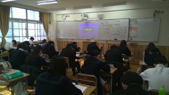 集中して問題に取り組む様子