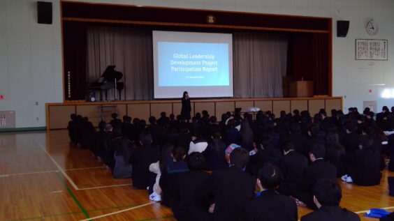 体育館での最終報告会の様子