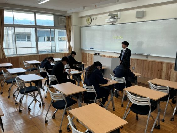 単語テストを受講している生徒の写真