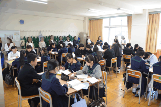 校内見学の様子