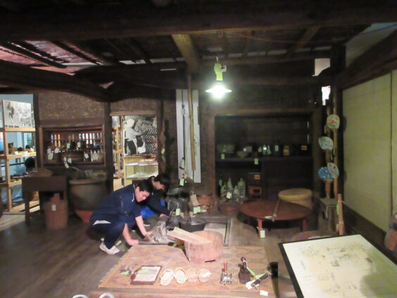 民家展示室での作業